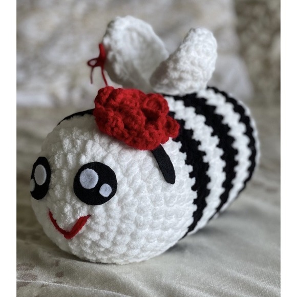 Crochet Bee Rose Red Moira Black White Striped Plush Plushie Squishy Stress Ball - Picture 1 of 9